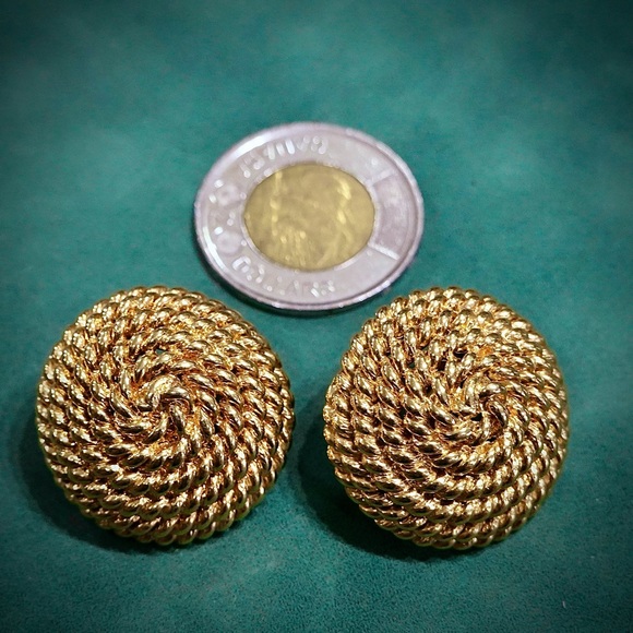 Vintage Signed Monet Golden Tone Clip-on Earrings very good pre-owned condition - Picture 3 of 8